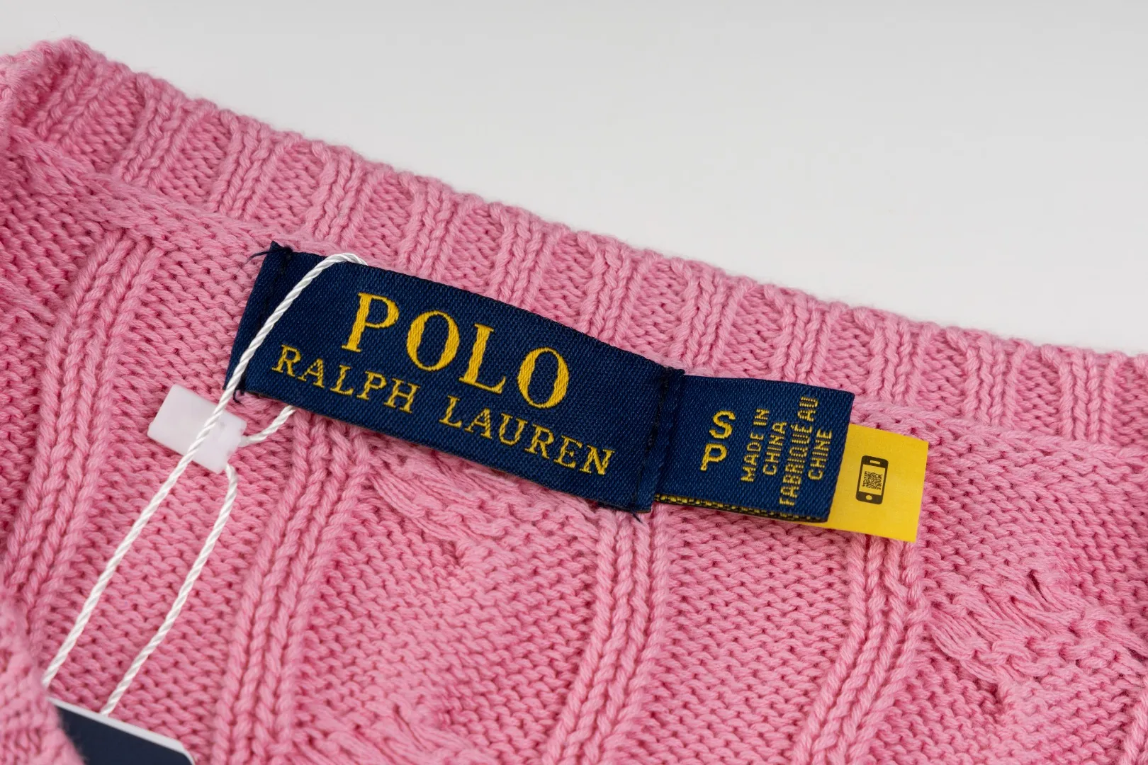 P220 #R91 RALPH LAUREN Ralph Lauren fourteen colors classic small label embroidery round neck pullover cable cardigan sweater men's top, high-density LOGO embroidery on the chest, original customization of tag accessories. Made of pure cotton yarn, pure cotton is skin-friendly and comfortable, small label war horse embroidered twist button round neck sweater 🐎 high quality, follow the blogger to learn how to wear it! Let’s buy a Ralph Lauren cable sweater. It’s a super hard-to-find series after it became popular. It’s hard to find one on the official website. It’s simple and practical to wear, with a lazy and loose feel. The thickened fabric has more texture, feels soft and delicate, and has a loose fit. Whether worn alone or layered, you can wear different styles of fashion with just one piece!   Size：XS S M L Sleeve length: 59/60/61/62/63